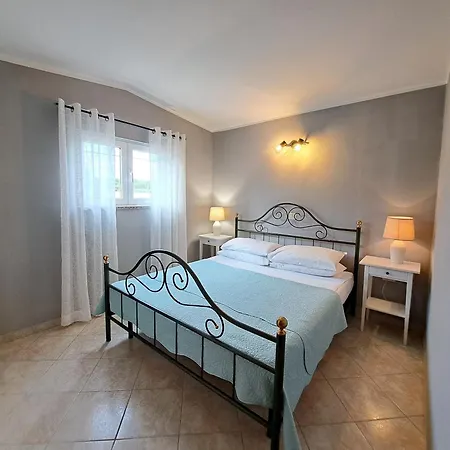 With Parking Space Fiorini, Novigrad - 6926 Apartman Brtonigla